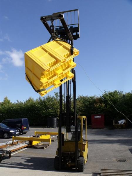 卡板箱測(cè)試：摔，壓，扎，翻轉(zhuǎn)！